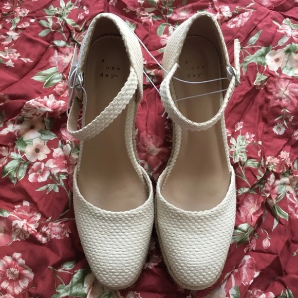 Rounded Toe Espadrille Wedge Pumps - Picture 2 of 4